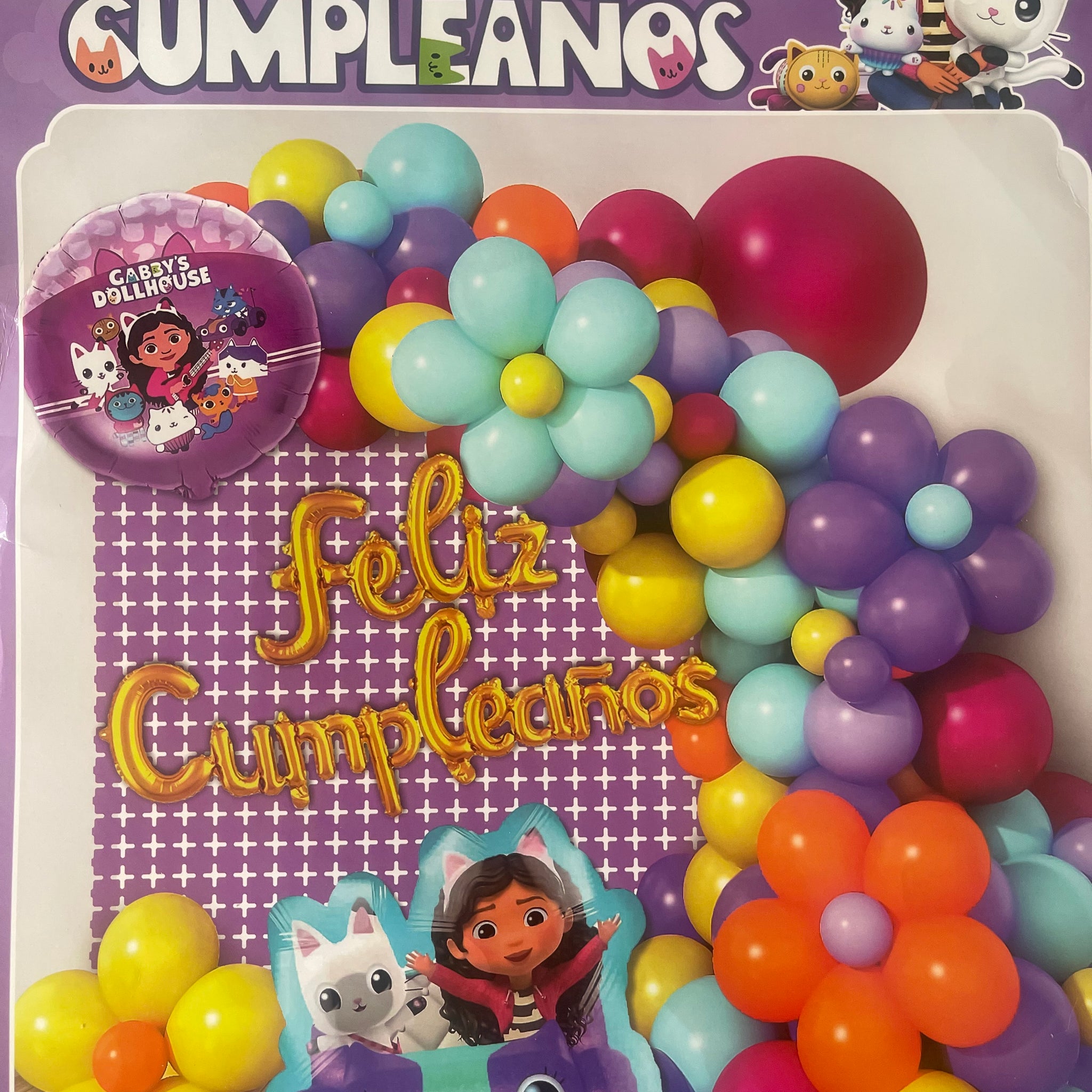 SET GLOBOS FELIZ CUMPLEAÑOS GABBY´S DOLLHOUSE (Para inflar con aire, incluye cortina, globos y letrero)